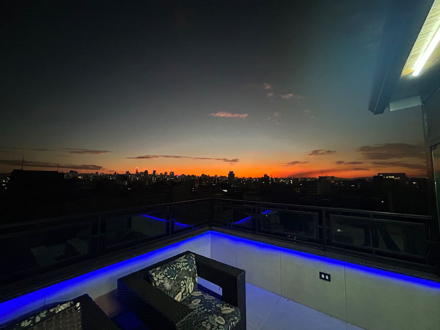 Área gourmet iluminada ao entardecer com vista panorâmica
