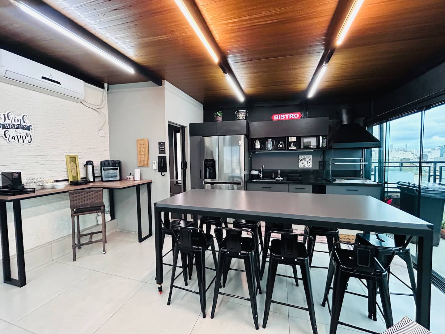 Mesa comunitária para dez pessoas na área bistrô