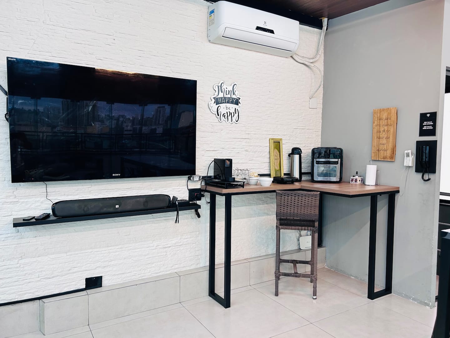 Home office com escrivaninha, cadeira e Smart TV