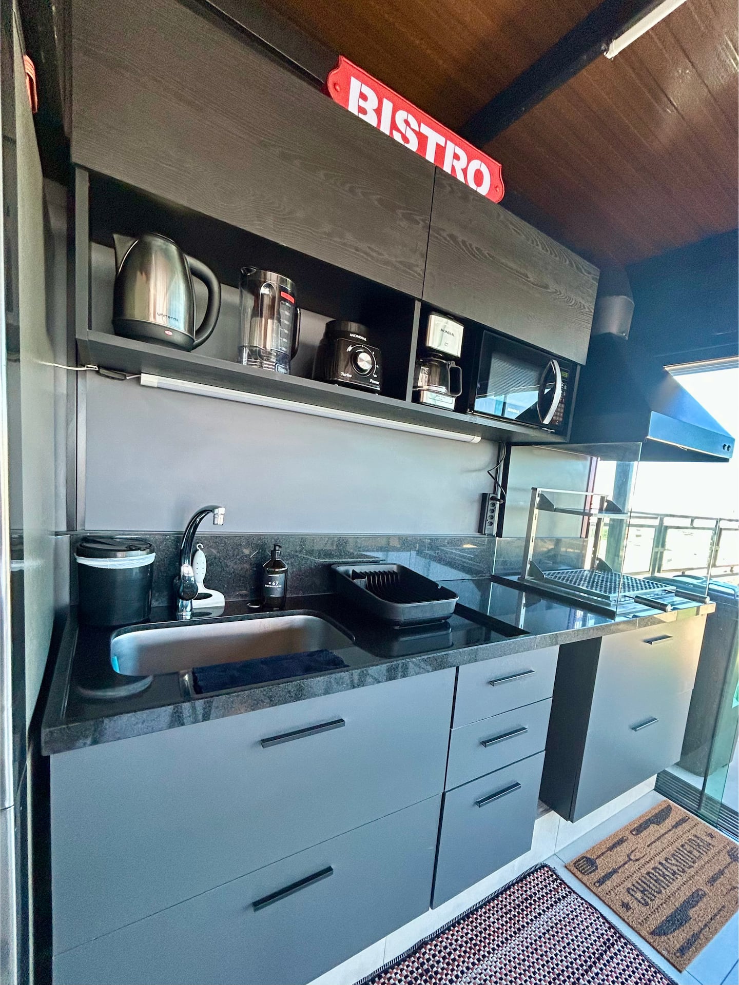 Bancada da cozinha com pia, cooktop e prateleira BISTRÔ