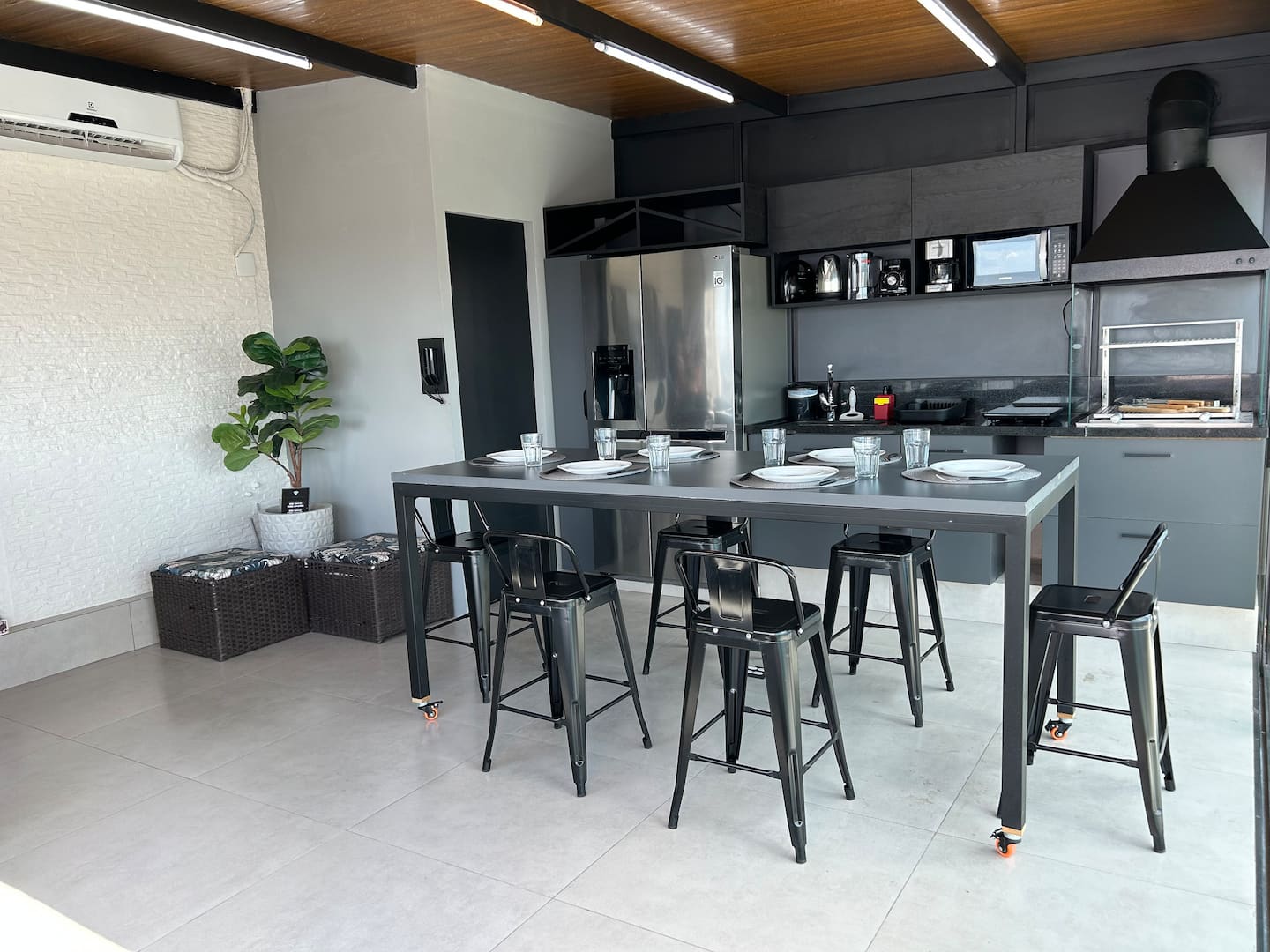 Ilha gourmet com banquetas altas e cooktop