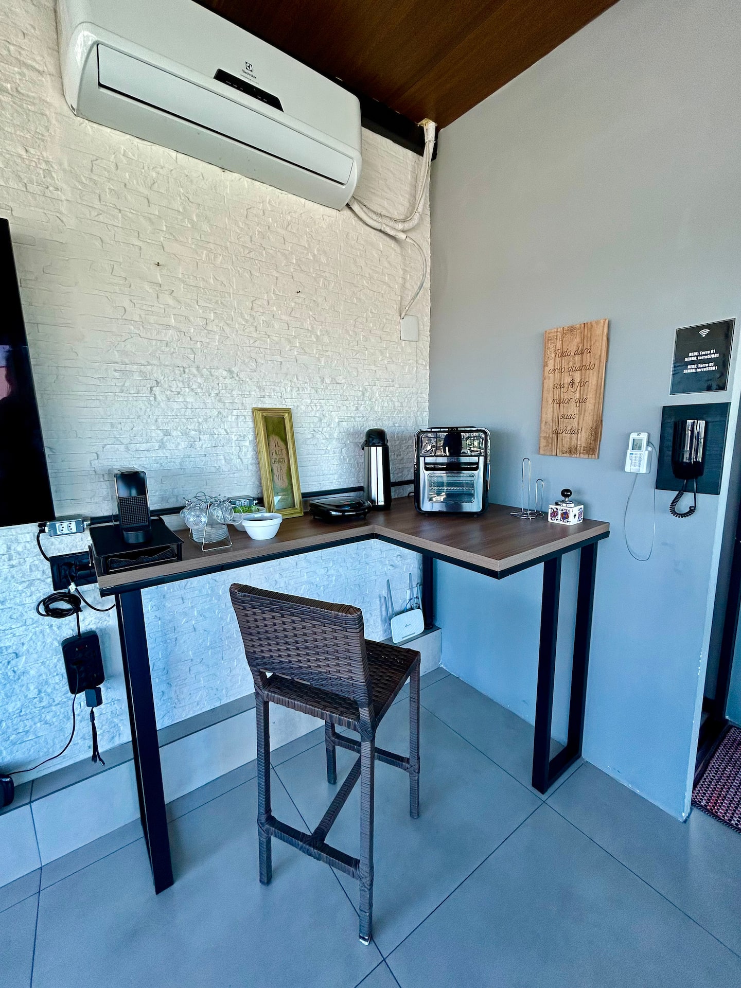 Canto do café com cafeteira e bancada de trabalho