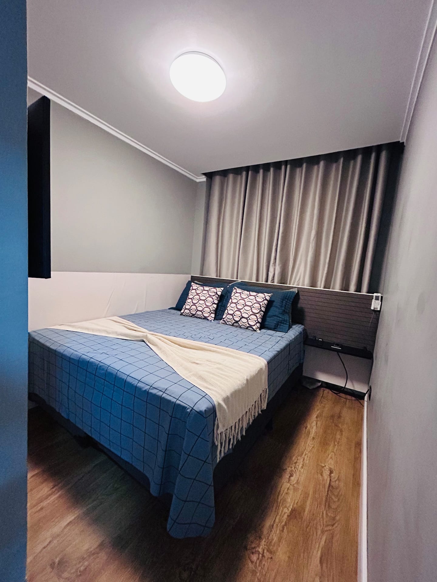 Suíte com cama de casal e cortina blackout