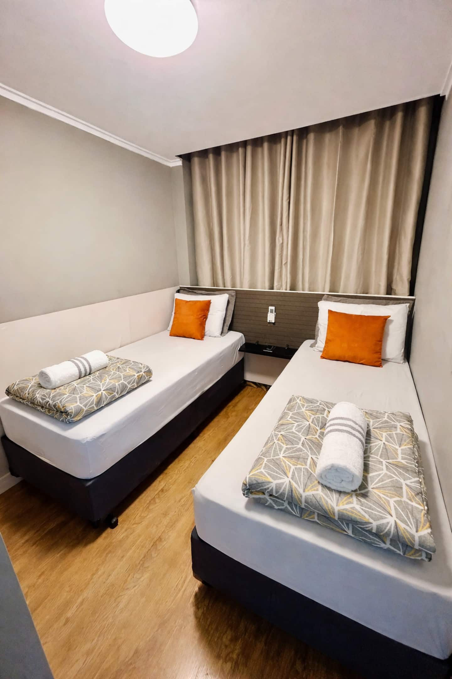 Quarto com duas camas de solteiro e toalhas preparadas
