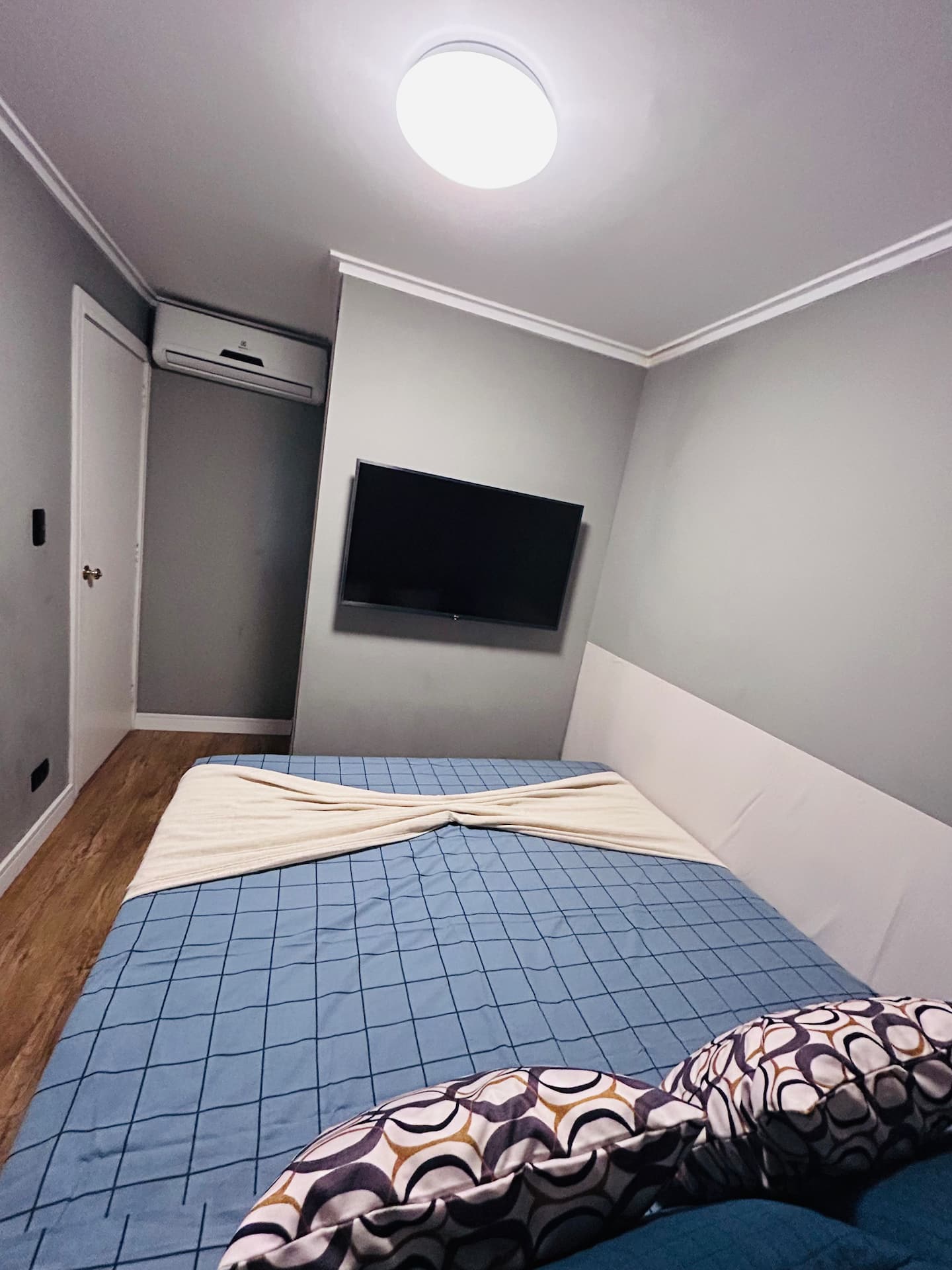 Quarto de casal com Smart TV e ar-condicionado