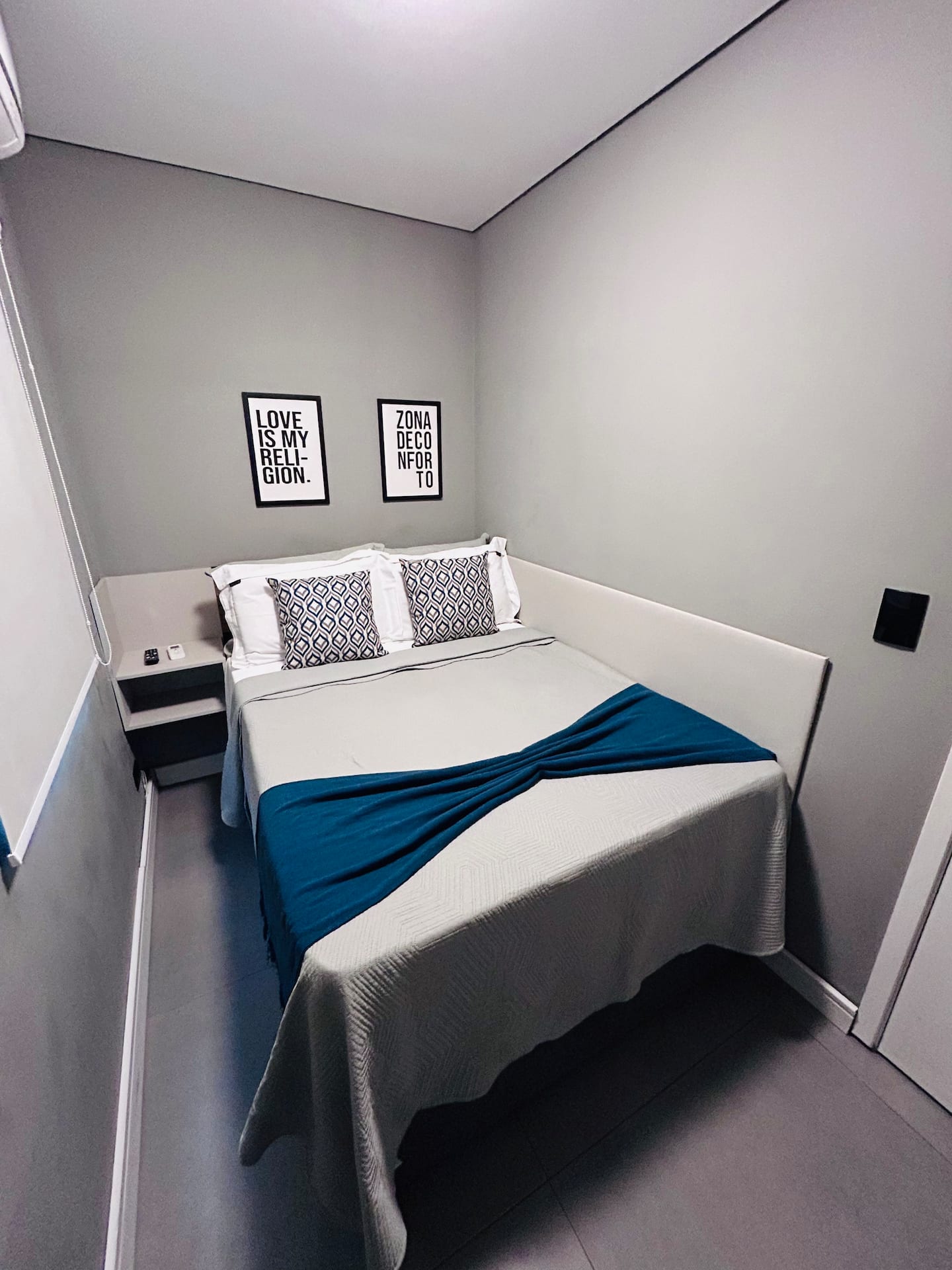 Quarto de casal com criado-mudo e iluminação suave