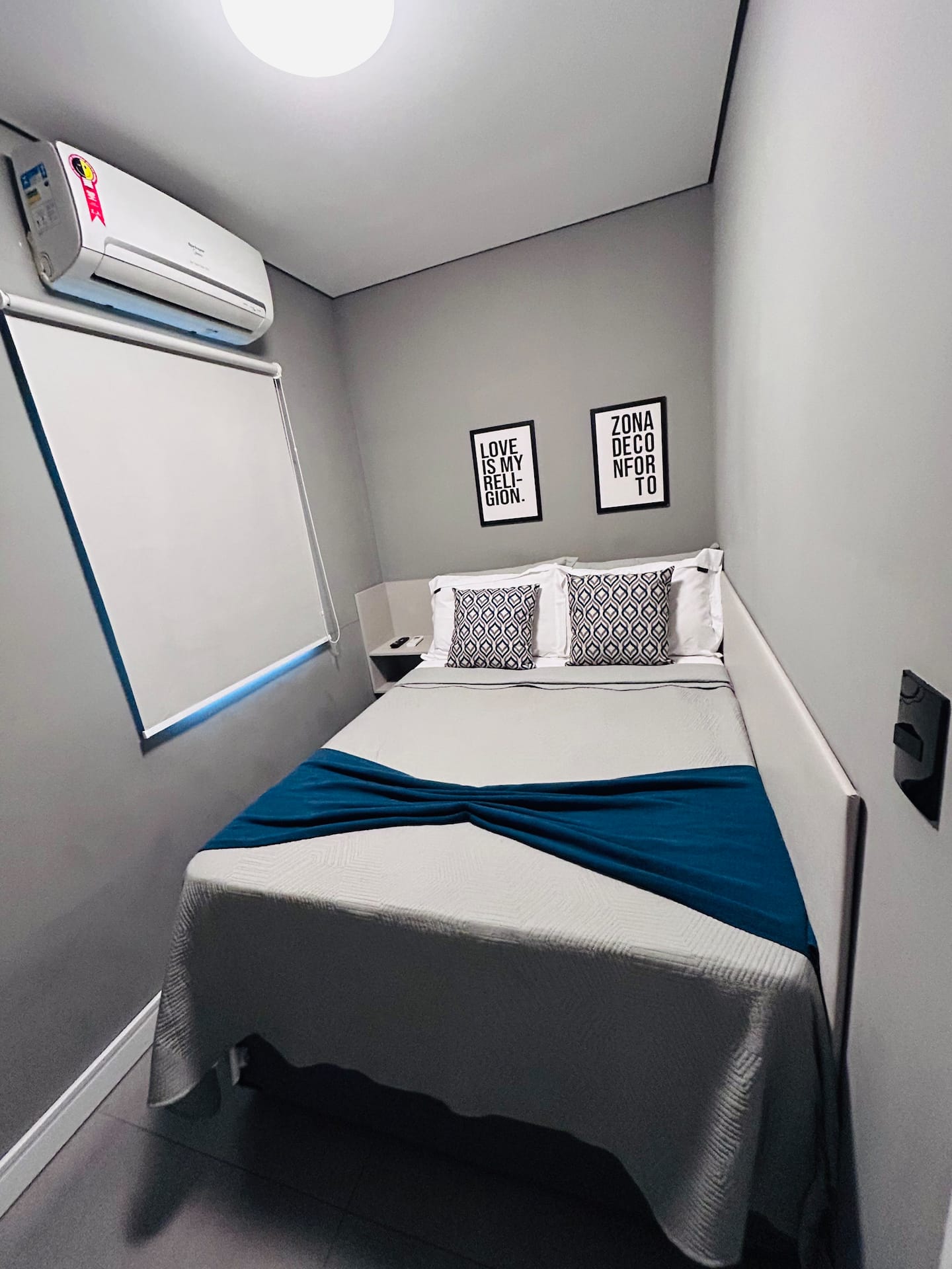 Quarto de casal amplo com ar-condicionado