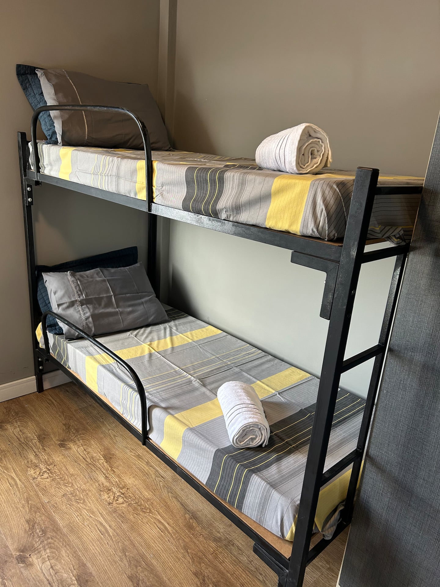 Beliches montados com roupa de cama e toalhas