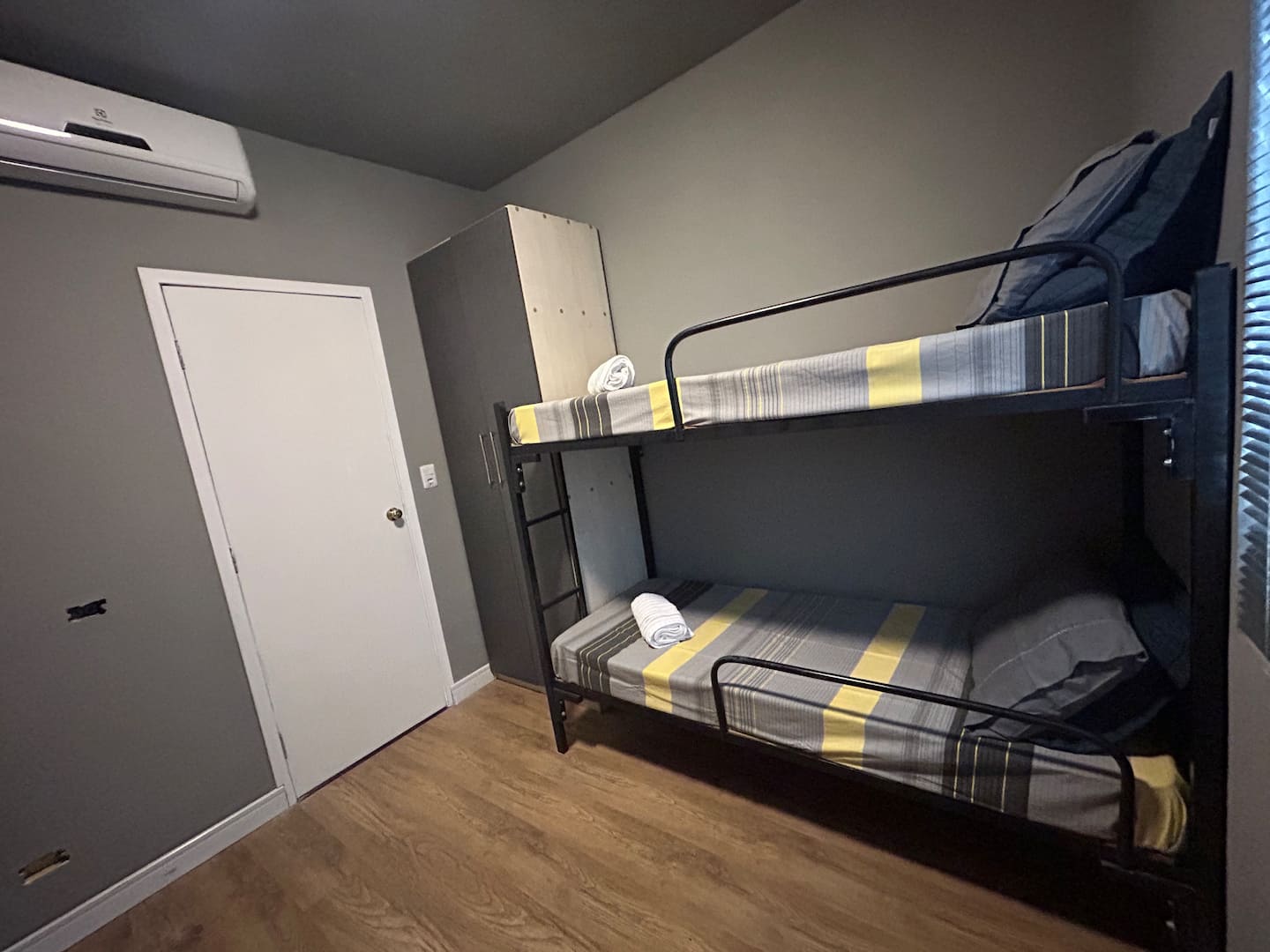 Segundo quarto com beliches e ar-condicionado