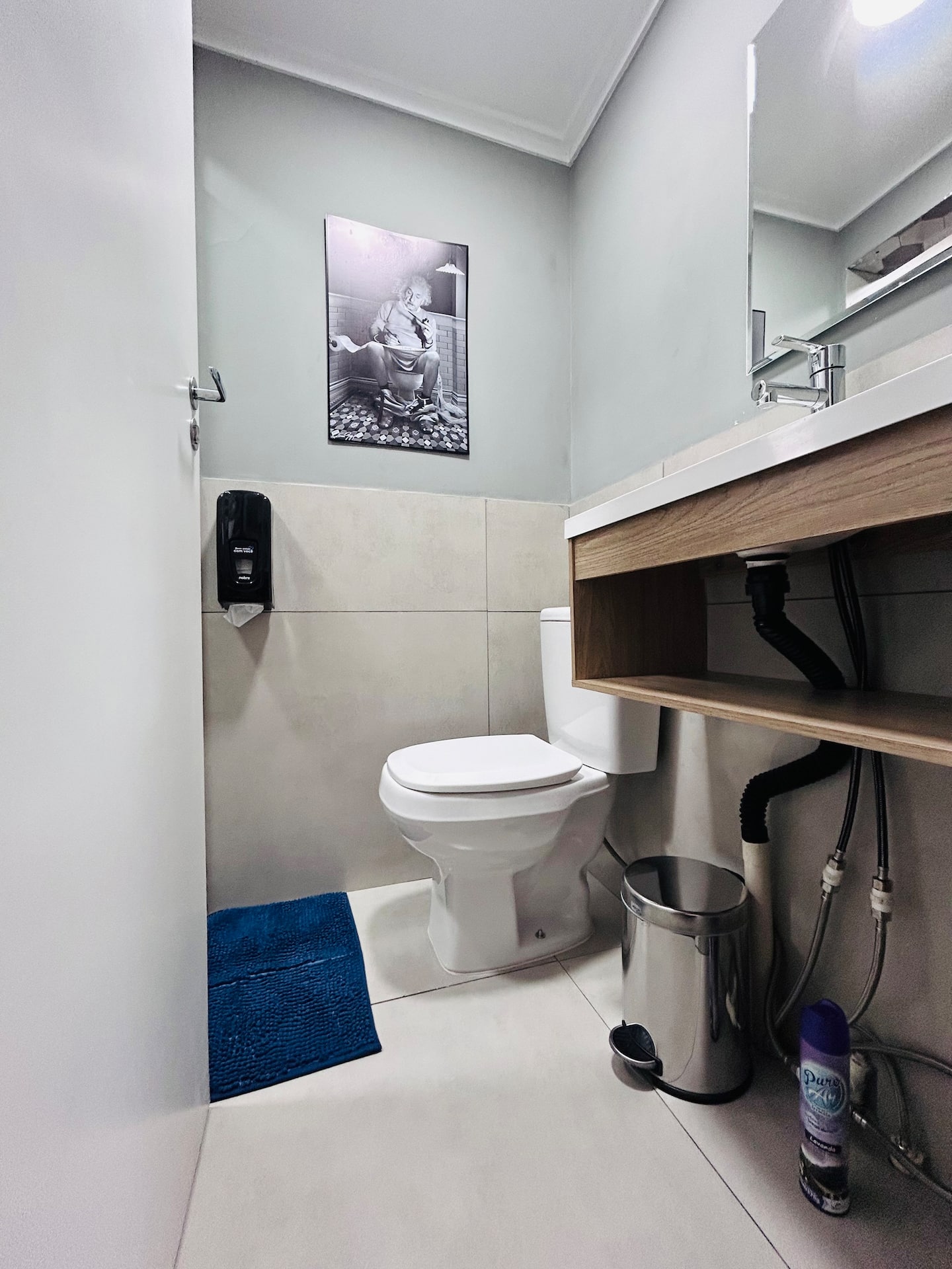 Lavabo com bancada de madeira e espelho
