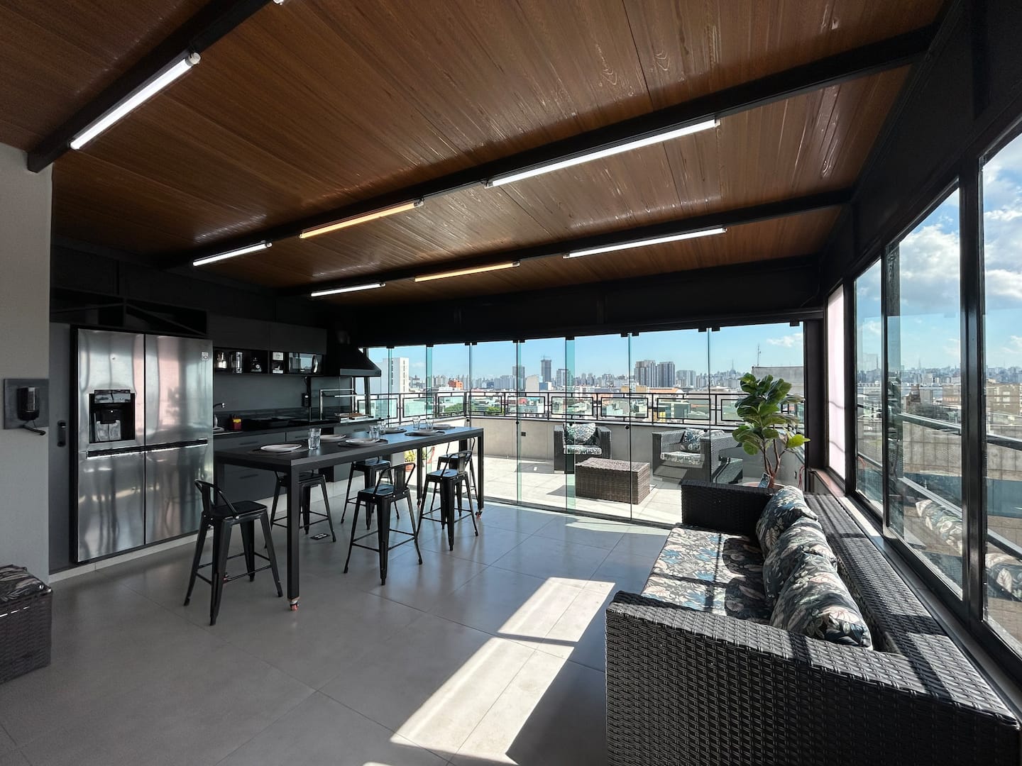 Terraço gourmet da cobertura Torre1 com vista para São Paulo