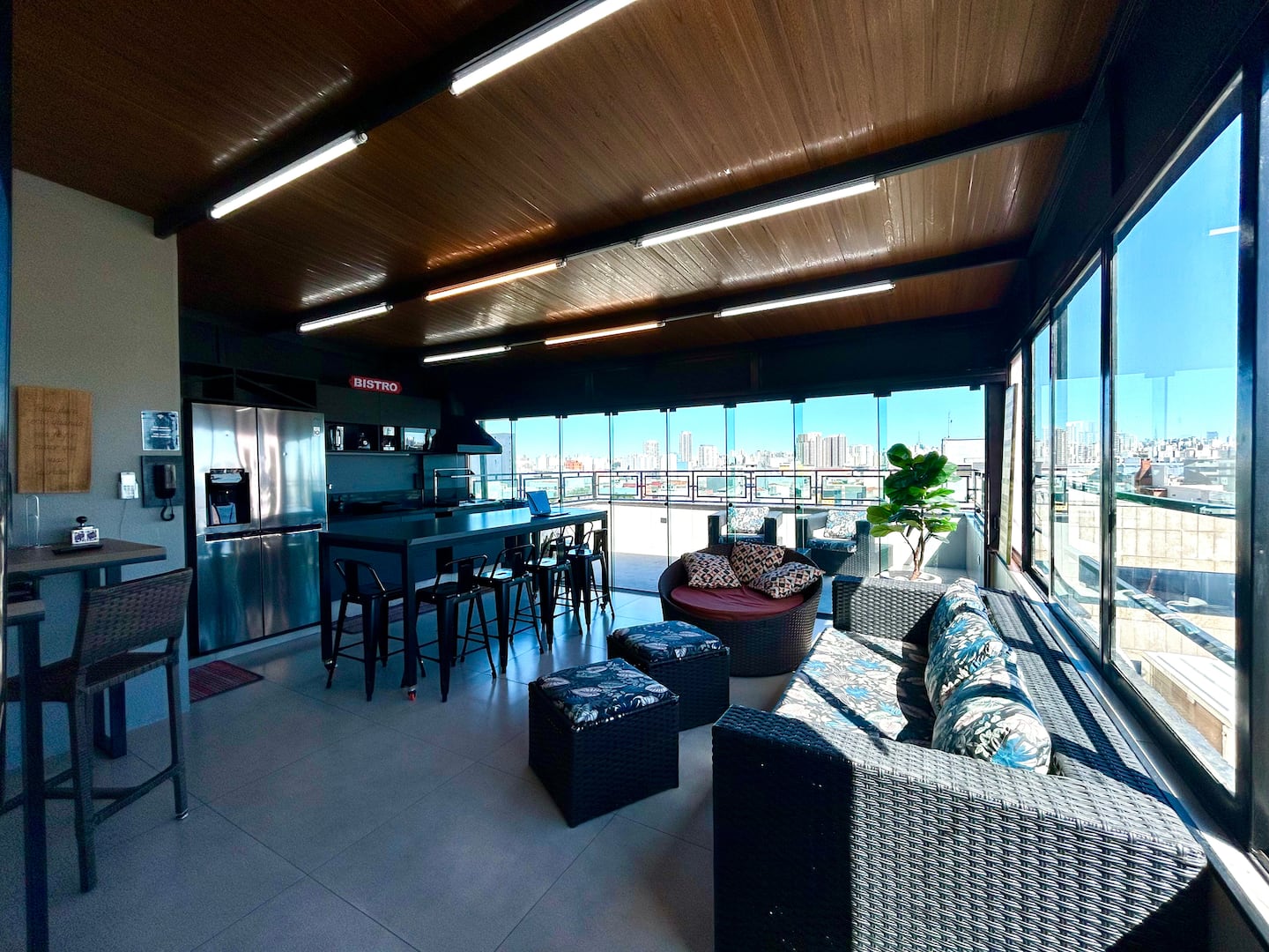 Área gourmet ampla com lounge e janelas panorâmicas